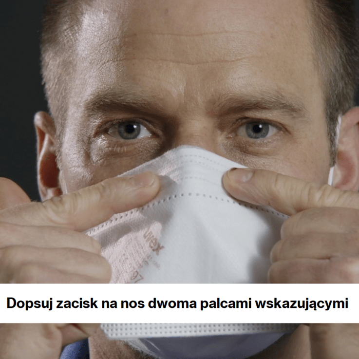 mężczyzna dopasowujący zacisk nosowy w półmasce ochronnej