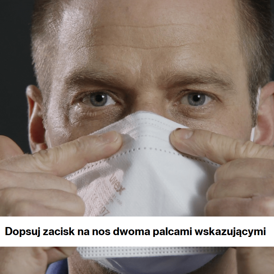 mężczyzna dopasowujący zacisk nosowy w półmasce ochronnej
