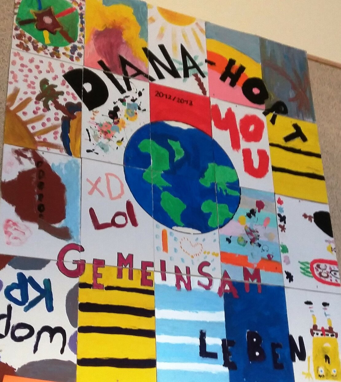 Ein Plakat zeigt: Mit Kursen bereiten sich Jugendliche (auch junge Flüchtlinge) auf den Abschluss in der 9. oder 10. Klasse der Mittelschule vor.