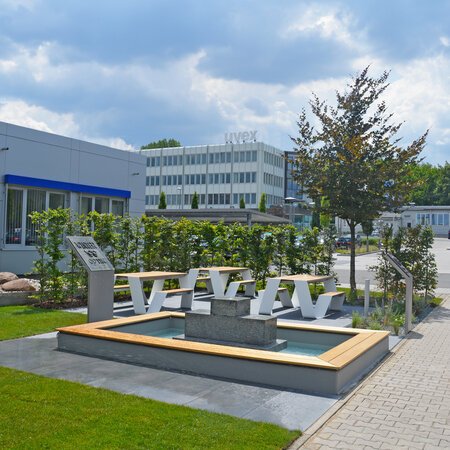 die-outdoor-kommunikationsinsel-der-uvex-group-am-standort-fürth