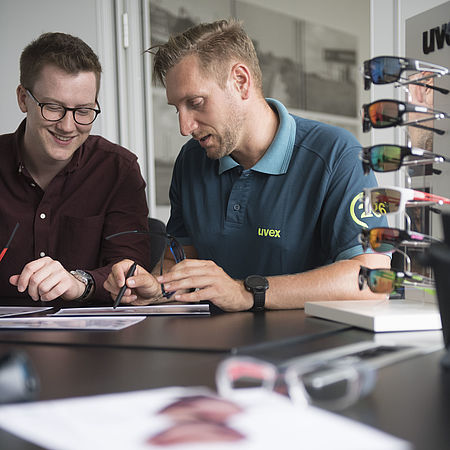 Berufseinsteiger und Erfahrene bei der uvex group