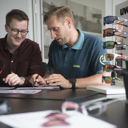 Berufseinsteiger und Erfahrene bei der uvex group