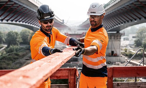 Zwei Bauarbeiter in uvex Schutzausrüstung