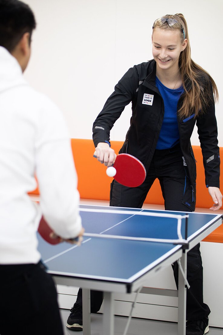 Azubi-spielt-tischtennis-uvexgroup