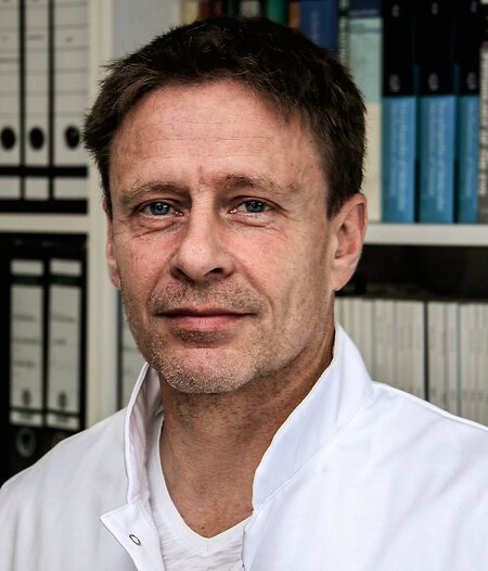 Univ.-Prof. Dr. rer. nat. Olaf Strauß Univ.-Prof. Dr. rer. nat. Olaf Strauß – Portrait | UV-Schutz