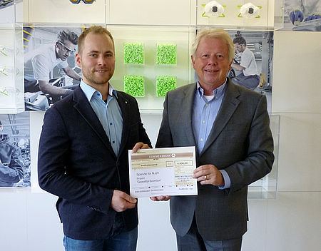 Herr Franz Keller, Geschäftsführer uvex safety gloves, Lüneburg übergab im Namen der Rainer Winter Stiftung eine Spende über 6.000 Euro an Herrn Michael Höflich vom Niedersächsischen Ju-Jutsu-Verband.