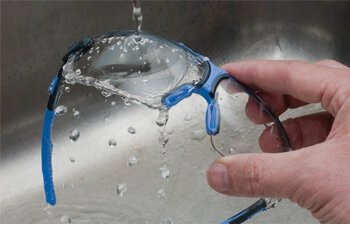Rinse dust and coarse particles off the lens under running water Rinse dust and coarse particles off the lens under running water