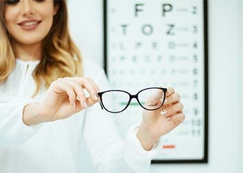 Employee makes an appointment with an optician Employee makes an appointment with an optician