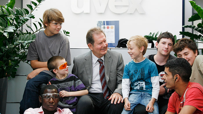 Soziale Nachhaltigkeit - Rainer Winter mit Kindern vom Kinderheim St. Michael