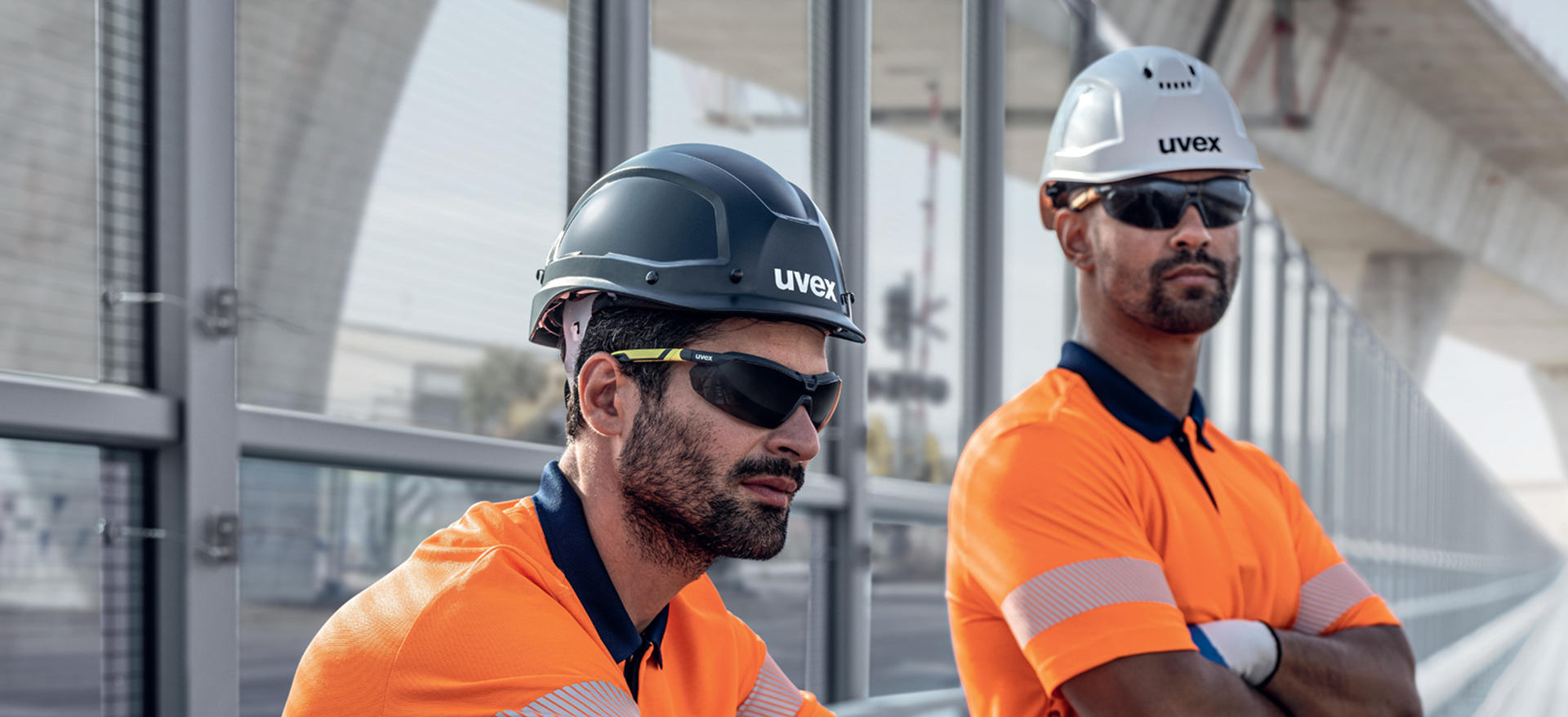 Arbeiter mit uvex Schutzhelmen und Schutzbrillen