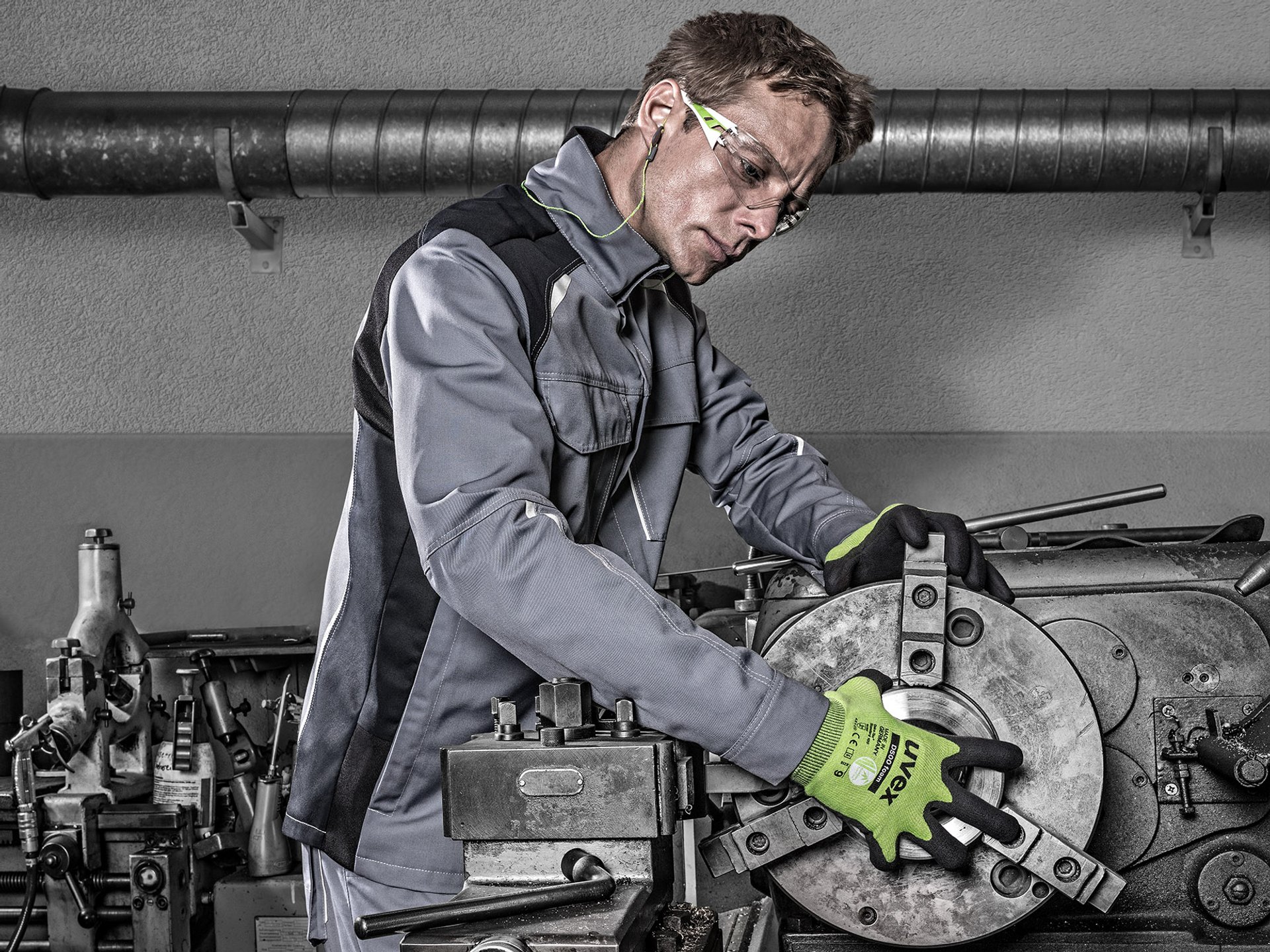 Kullanımda uvex D500 köpük kesilmeye karşı koruma eldivenleri