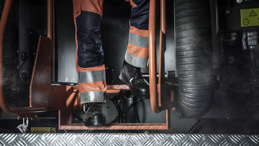 Chaussures de sécurité Heckel sur engins professionnels lors de travaux d'enrobés