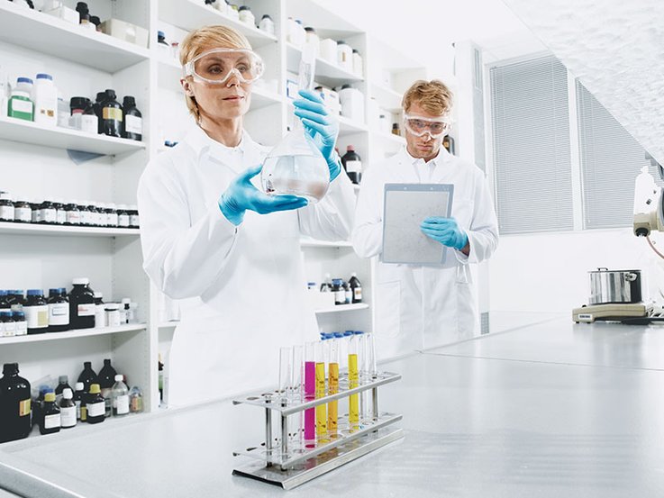 Labormitarbeiterinnen mit uvex Sicherheitsausrüstung