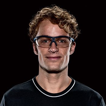 mężczyzna w okularach ochronnych