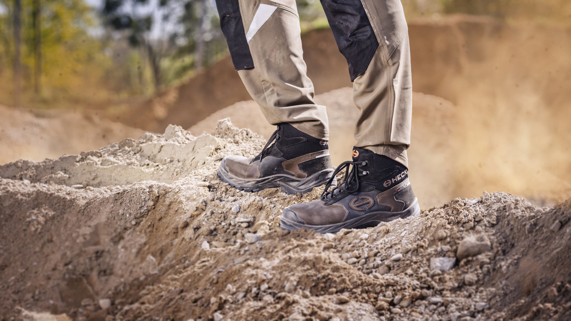 [Translate to French:] Et : SUXXEED OFFROAD 2.0 BROWN HIGH SC high-cut safety shoes