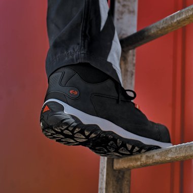 Chaussures de sécurité MS 300 HIGH sur une échelle 