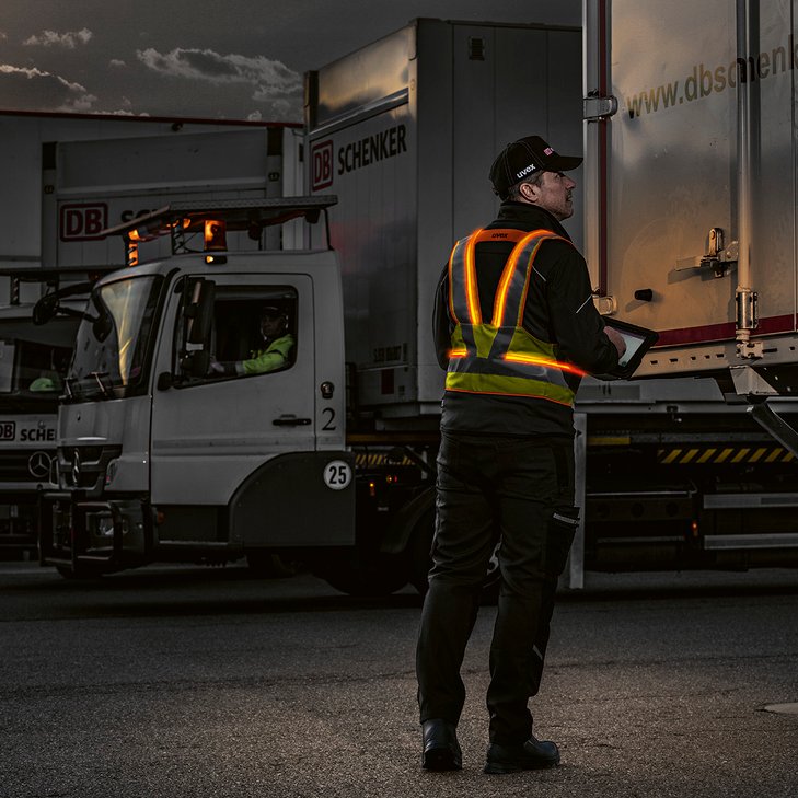 [Translate to Swedish:] Bei Dunkelheit im Logistik- und Frachtbereich sorgen aktive Leuchtwesten für Sichtbarkeit