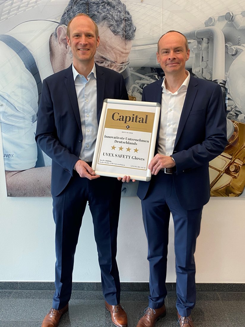 Carsten Baumgarten, (Managing Director, links) und Wolfgang Hornberger (Produktgruppenmanager Safety Gloves, rechts) freuen sich über die Auszeichnung von uvex safety gloves als eines der innovativsten Unternehmen Deutschlands.