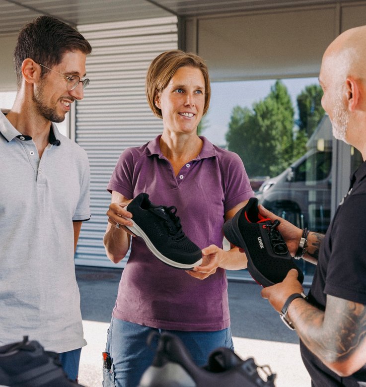 Des employés discutent pendant un uvex safety day