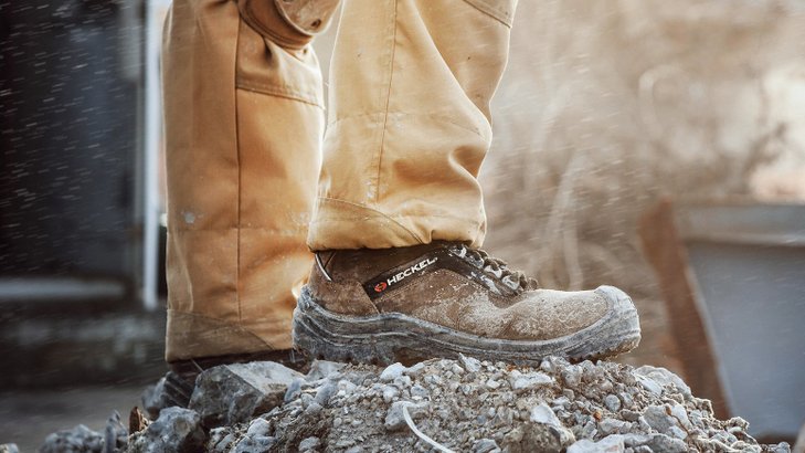 Chaussures de sécurité SUXXEED OFFROAD sur un chantier avec gravier 