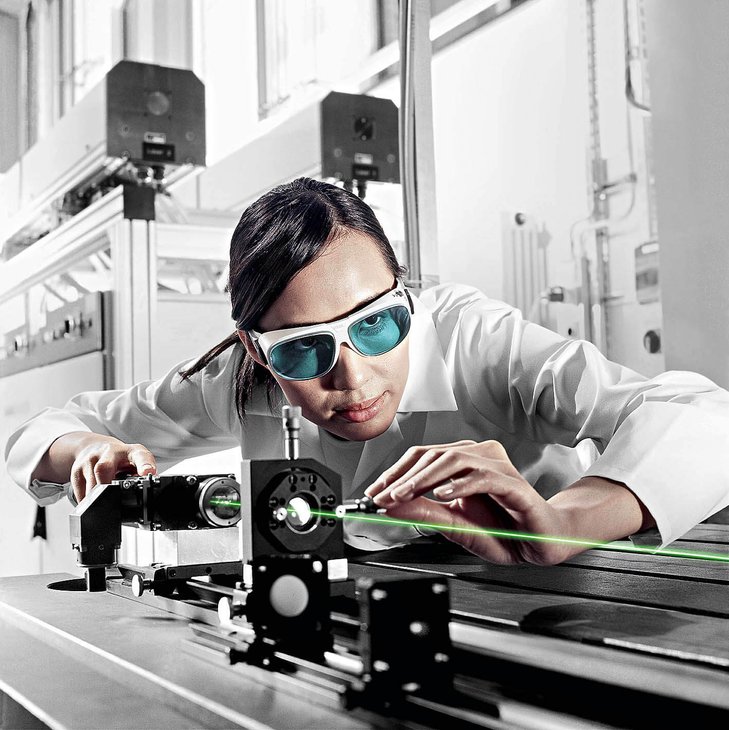 Femme portant des lunettes de protection laser laservision