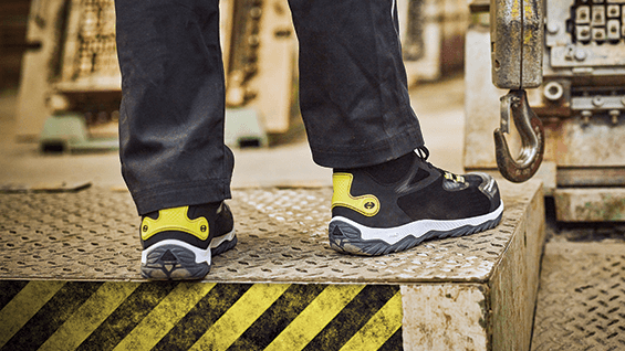 Chaussures de sécurité MACSOLE SPORT noir et jaune portées dans l'industrie