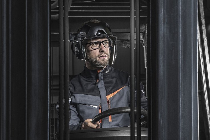 operator wózka widłowego w osłonie twarzy