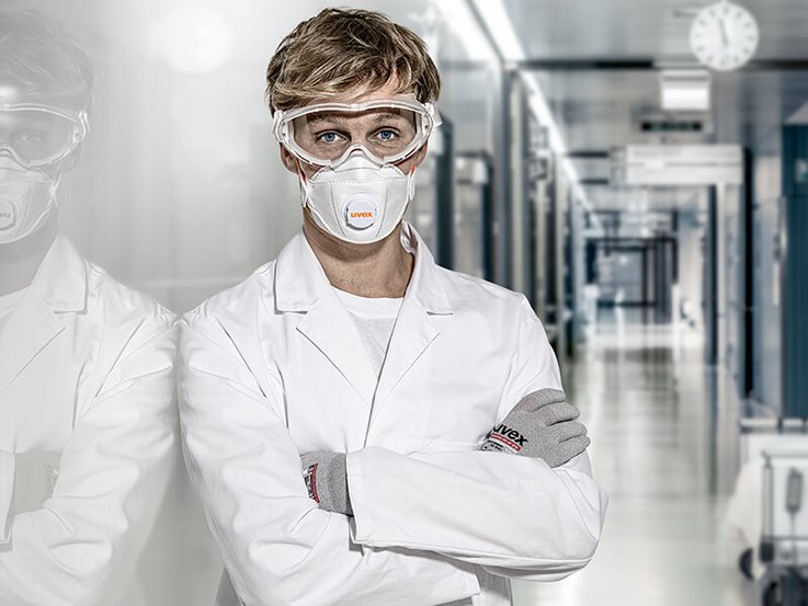 Mitarbeiter im Bereich Health Care mit uvex Schutzausrüstung