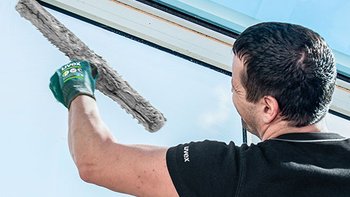 Scheibenreiniger mit uvex Schutzhandschuhen