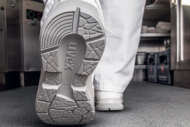 szara podeszwa w obuwiu ochronnym