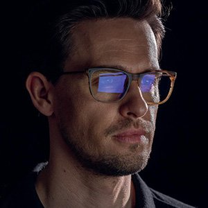Man wearing uvex computer glasses with blue light-reducing filter