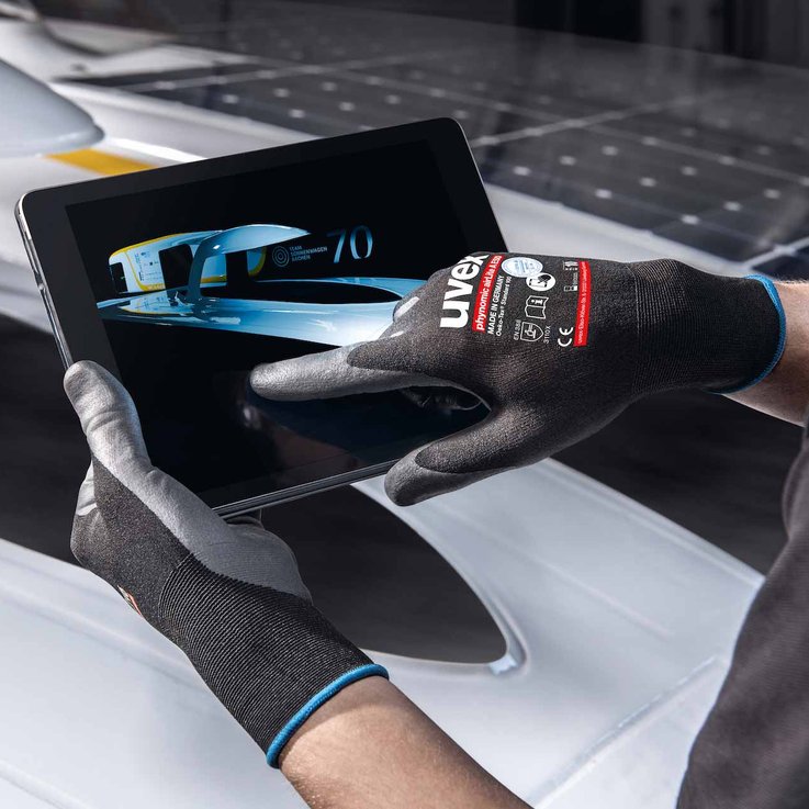 [Translate to Deutsch:] easy and comfortable, even when using touchscreens our newest uvex phynomic safety glove
