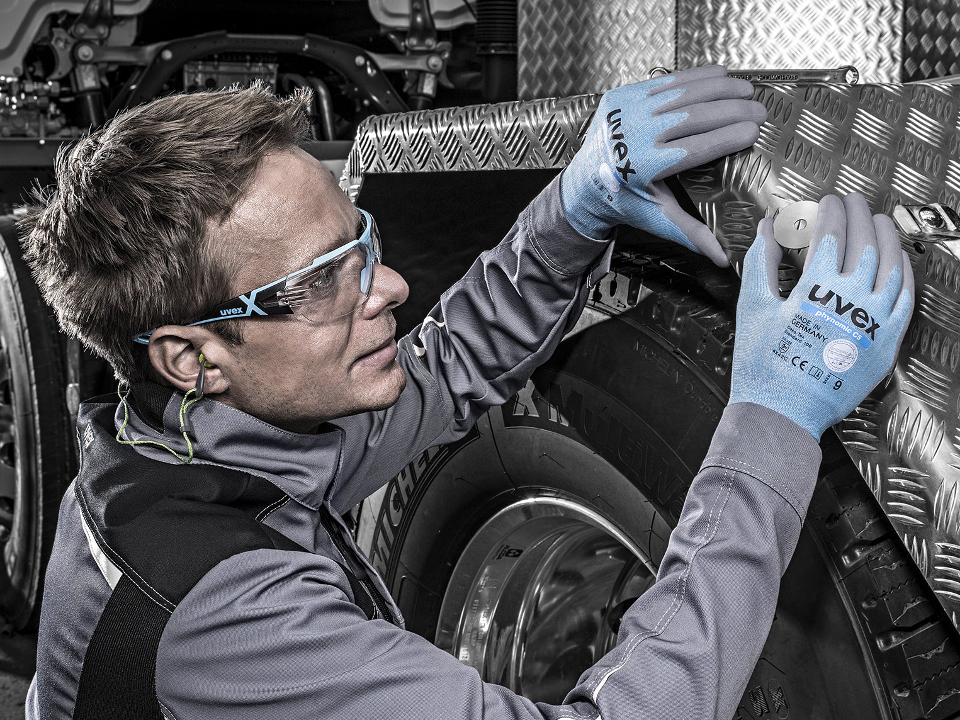 Kullanımda uvex phynomic C5 kesilmeye karşı koruma eldivenleri