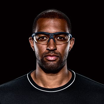 mężczyzna w okularach ochronnych