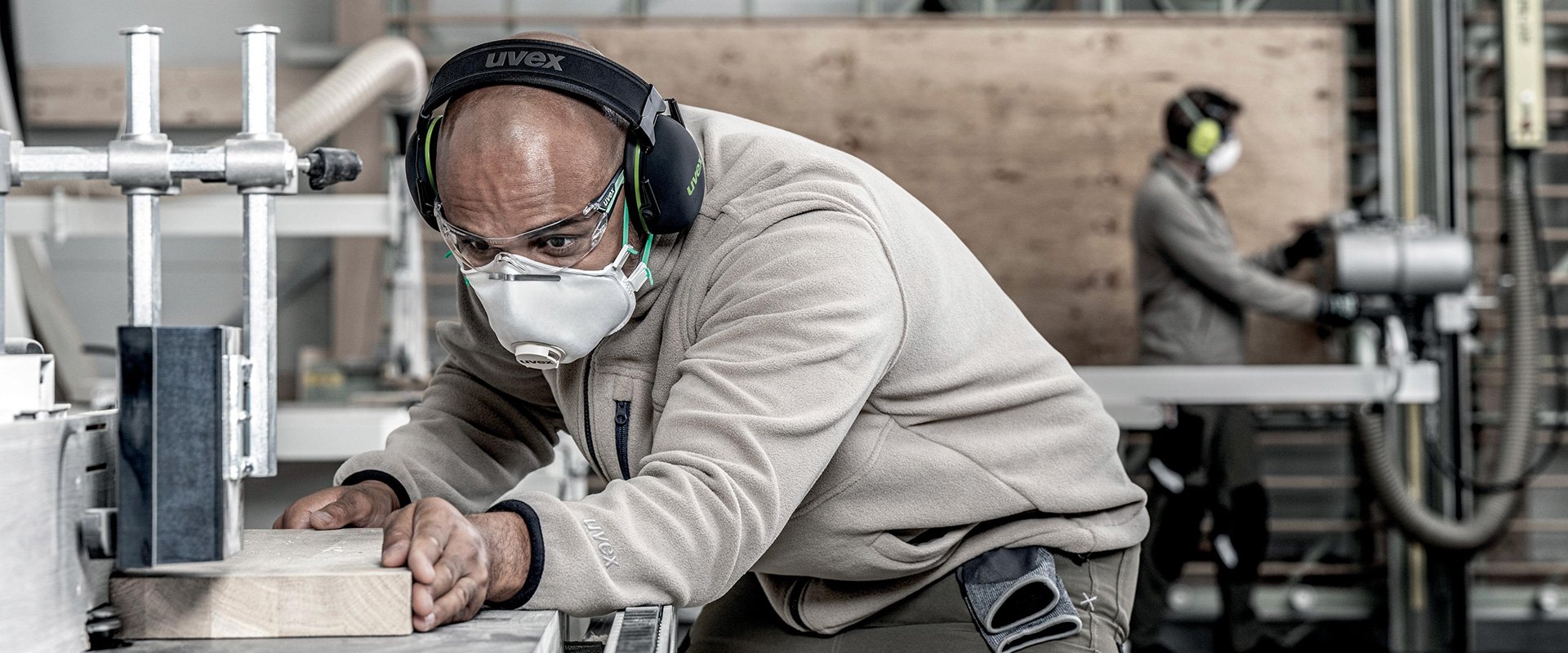 Hearing protection earmuffs compatible with respiratory protection