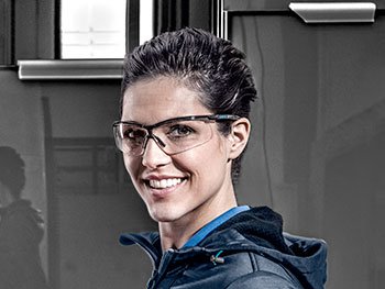 [Translate to French:] Frau im Metallhandwerk mit uvex Schutzbrille