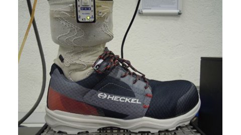 [Translate to French:] Test de respirabilité sur les baskets de sécurité RUN-R menés en collaboration avec le PFI