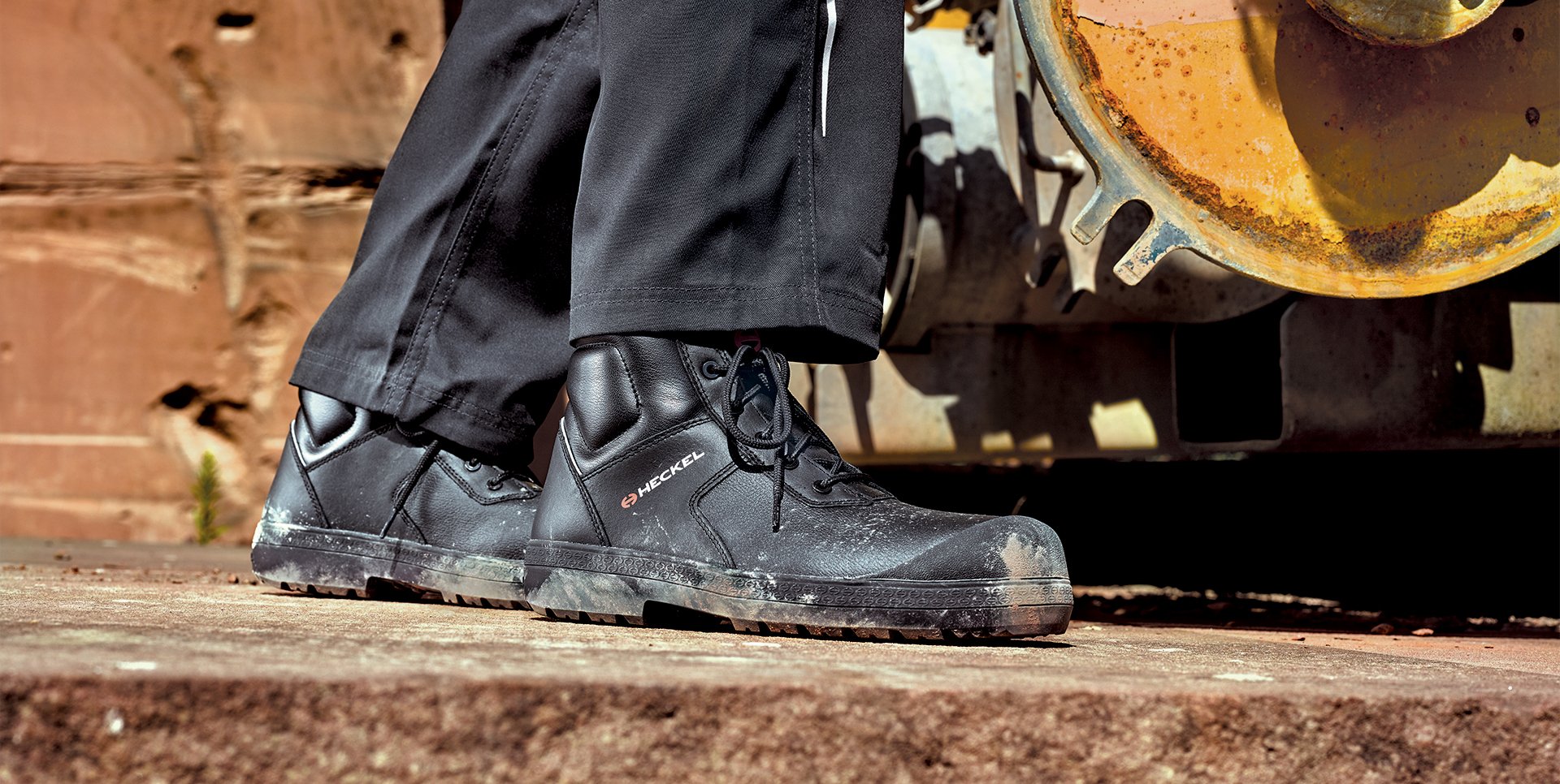 Chaussures de sécurité MACSOLE PLUS 2.0 noires en extérieur sur un chantier
