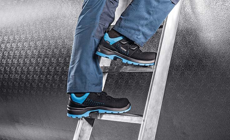 wchodzenie po drabinie w sandałach ochronnych