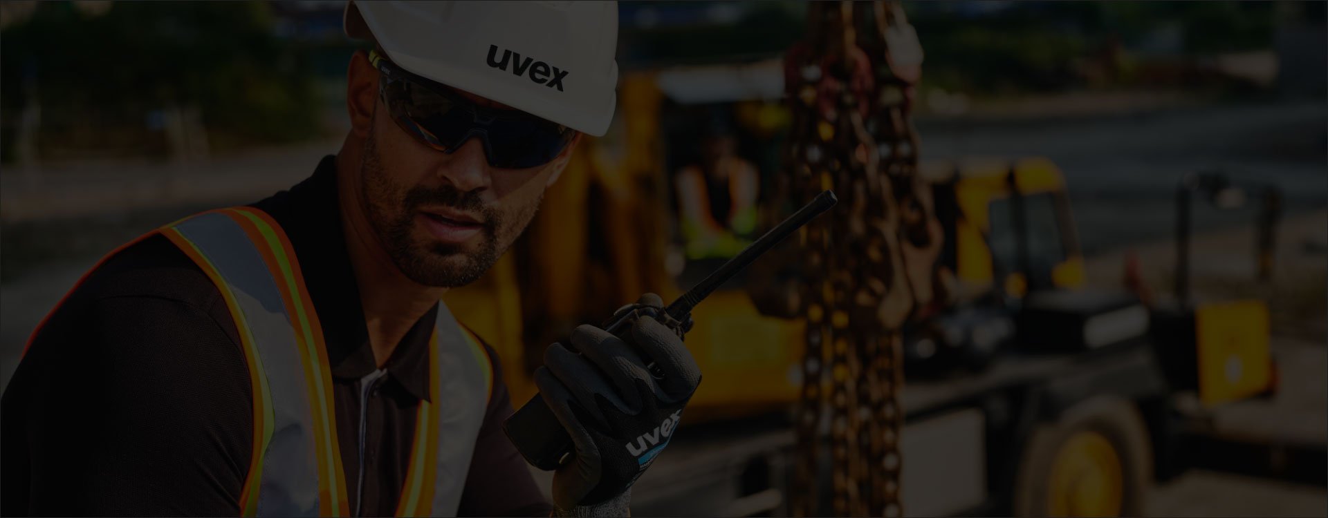 Bauarbeiter mit uvex Sicherheitshelm