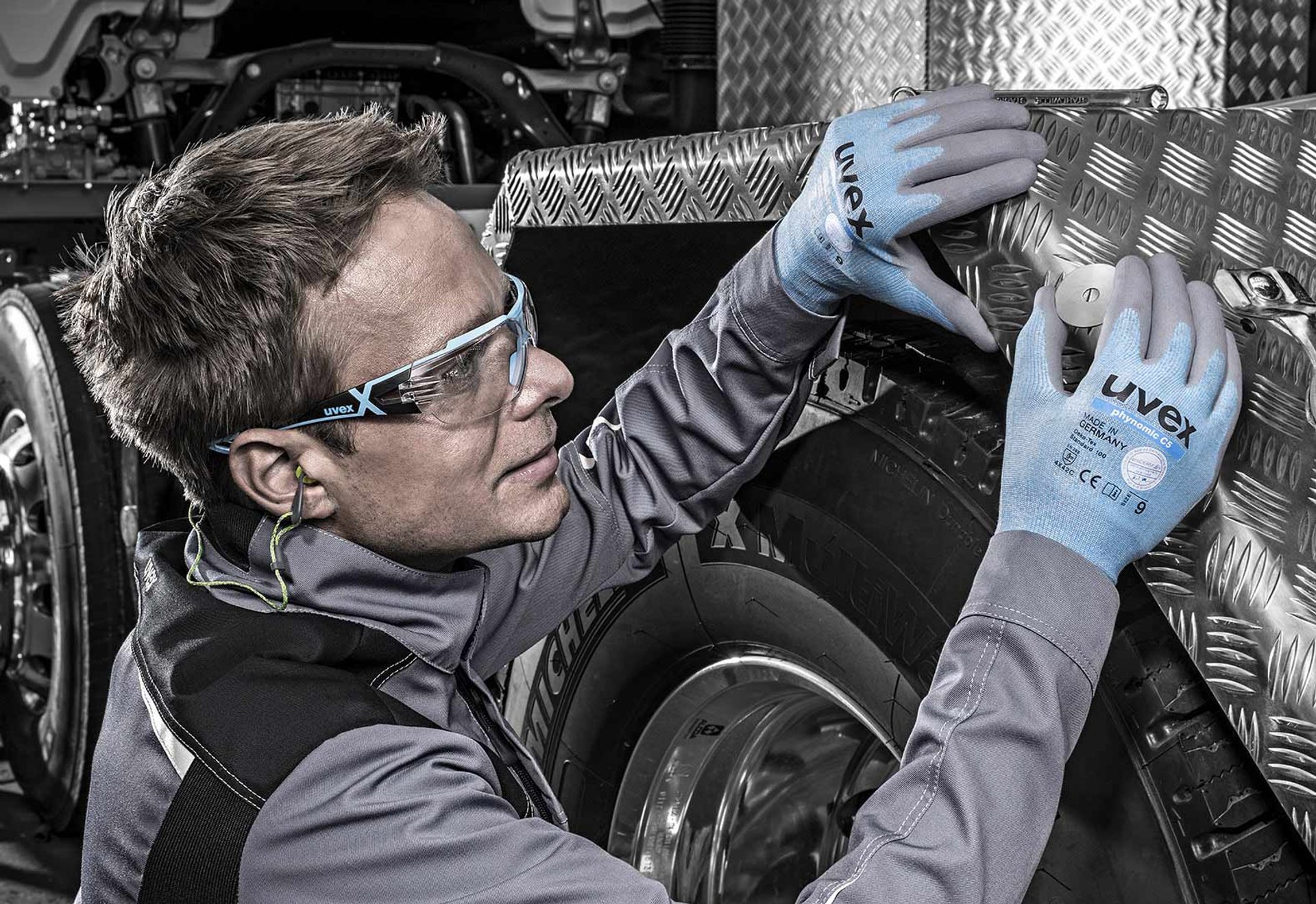 uvex phynomic C5 cut-protection gloves in use