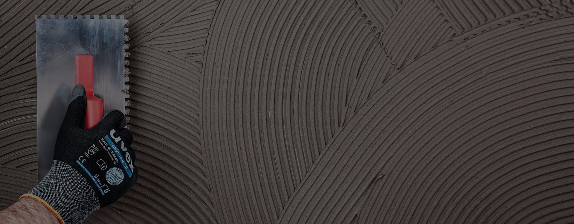 [Translate to French:] Wandverputz mit uvex Schutzhandschuh