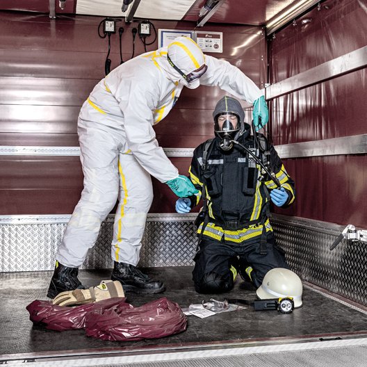 Schutzausrüstung für Feuerwehr-Einsatzkräfte in der Einsatzhygiene