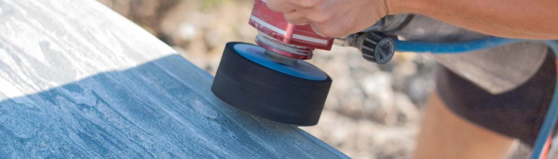 Atemschutzmasken bei der Holzbearbeitung mit Farbe