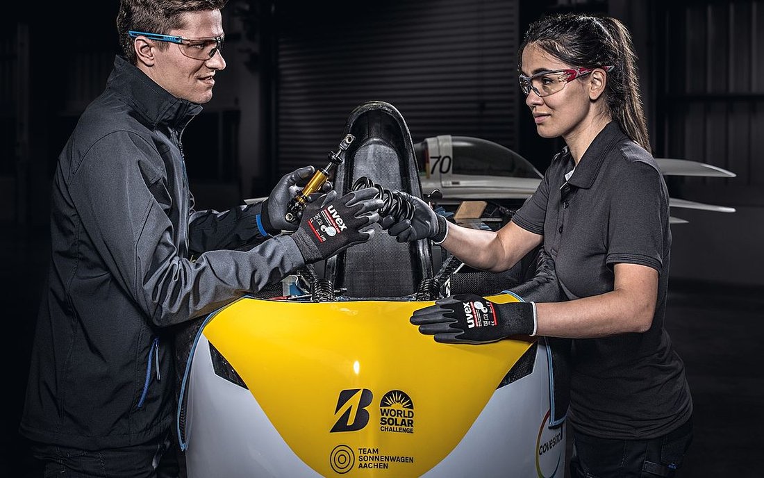 kobieta i mężczyzna noszący rękawice i okulary ochronne w czasie pracy