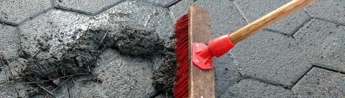 geeignete Atemschutzmaske beim Bodenkehren