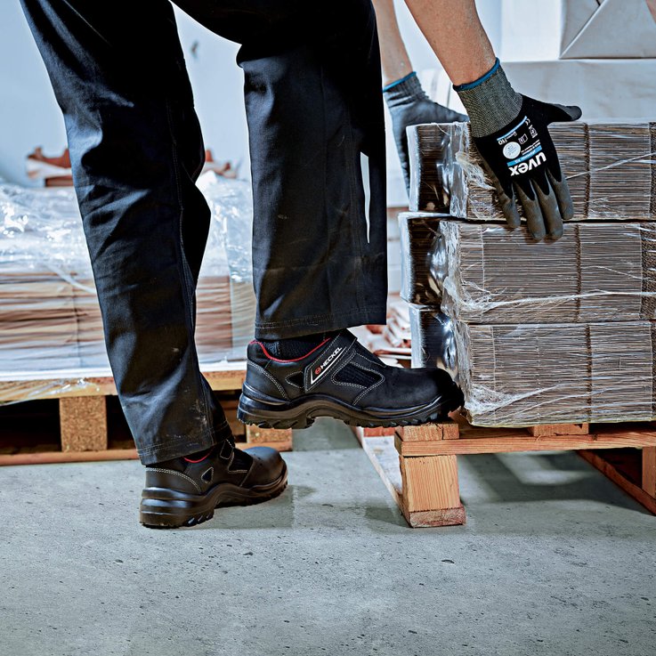 Sandales de sécurité Heckel portées dans un entrepôt logistique