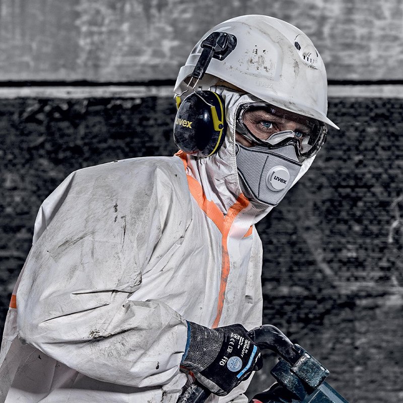 Mann trägt Atemschutz von uvex