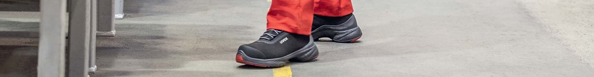 Lightweight safety footwear for manufacturing
