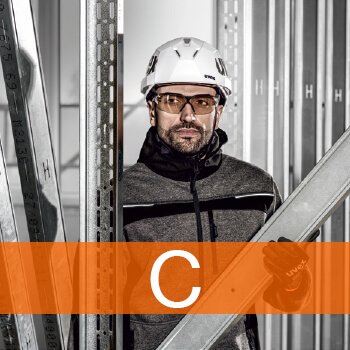 Ouvrier sur un chantier portant une lunette teintée uvex CBR